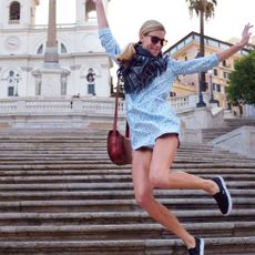 Leg, Human leg, Window, Stairs, Street fashion, Tourism, Thigh, Knee, Calf, Sunglasses, 