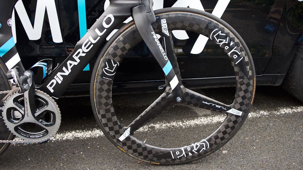 A tri-spoke carbon front wheel further increases aerodynamics