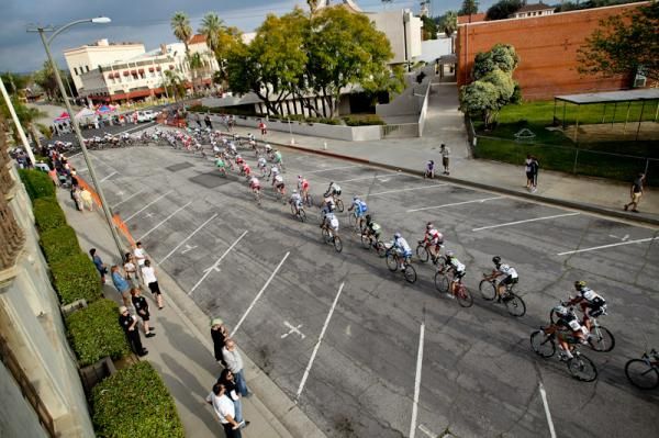 The men get strung out heading into the center of the course