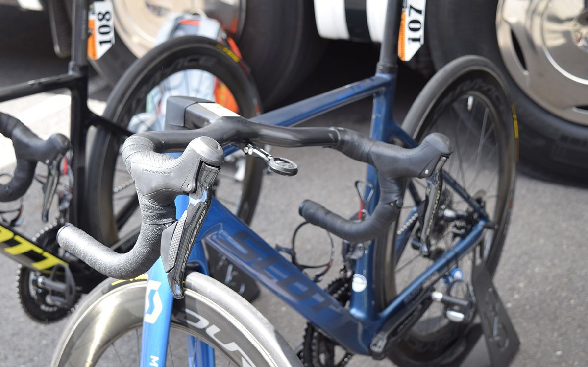 Matteo Trentin runs satellite sprint shifters in a trigger position on his handlebar drops
