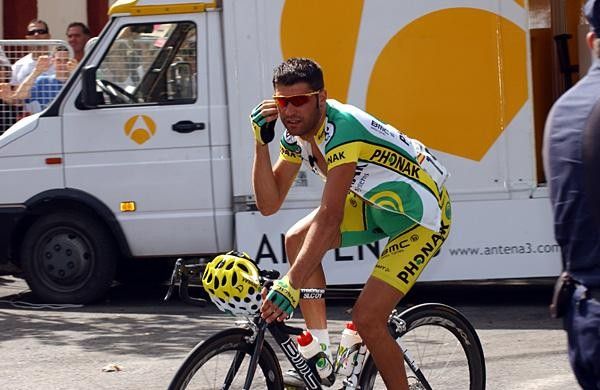 Oscar Pereiro (Phonak) rolls up