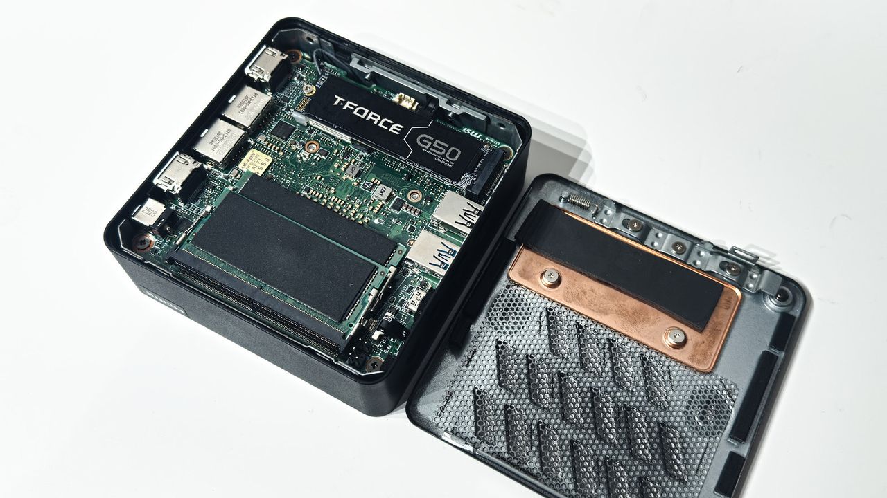 The MSI Cubi 3M on a desk