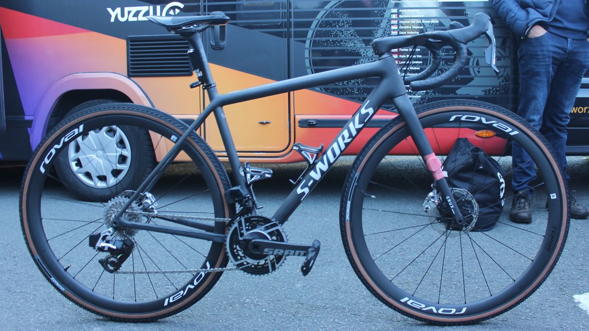 Is Lotte Kopecky’s bog-standard Specialised Crux proof that you do not want vast tires and fancy suspension techniques for gravel racing?