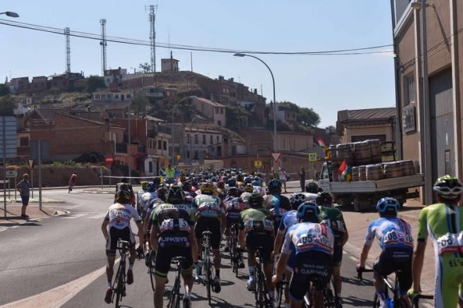 The peloton approaches Alberite
