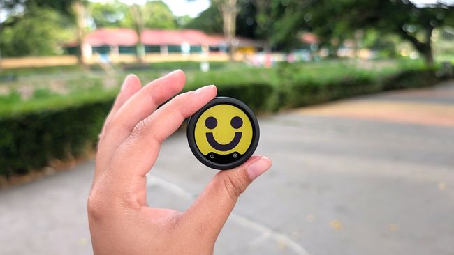 Я не могу перестать кастомизировать микрофоны Insta360 с Э-чернилами — потенциал для создания креативных бейджиков безграничен