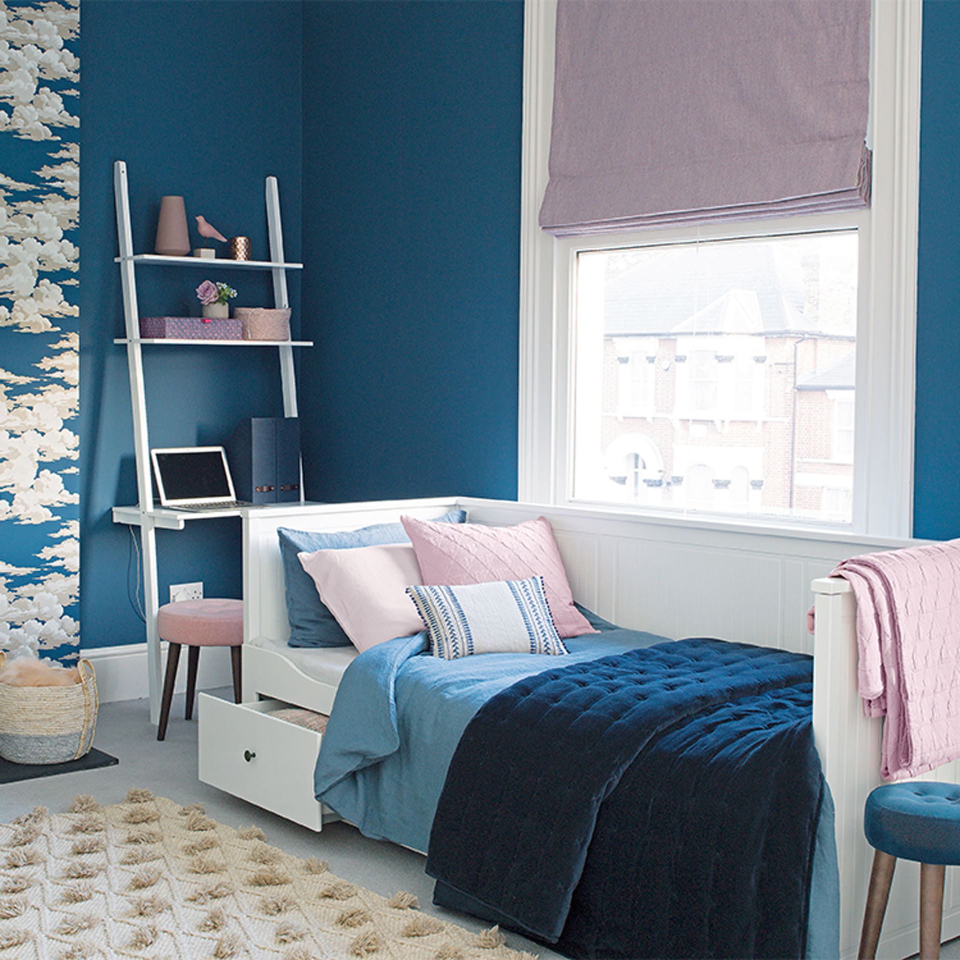 Teenage bedroom ideas with day bed and leaning desk