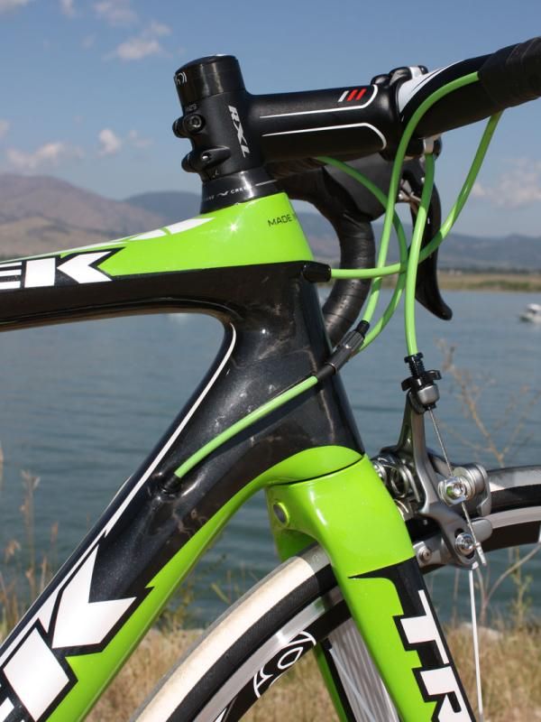 The carbon head tube encases a tapered 1 1/8"-to-1 1/2" steerer