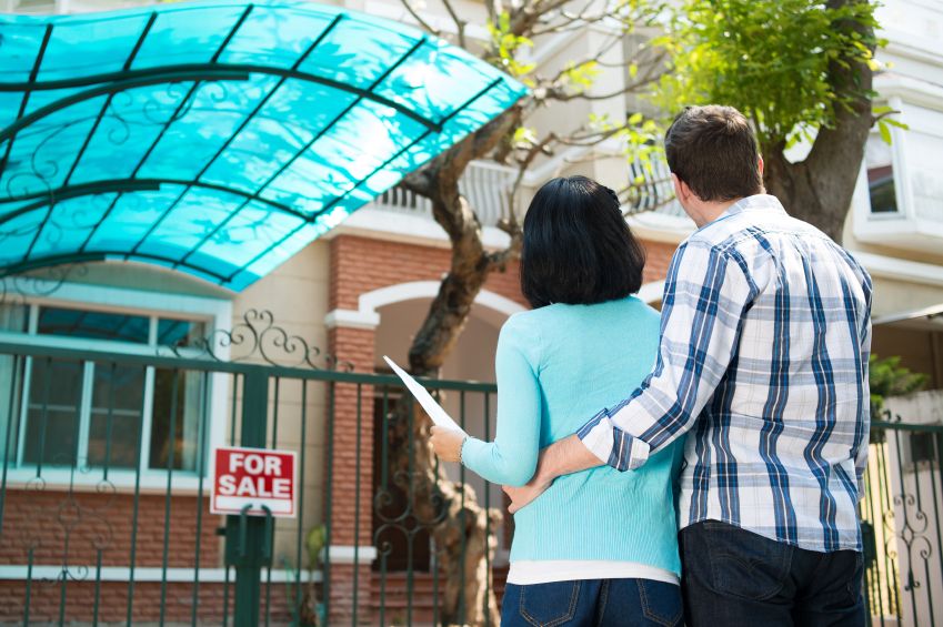 Couple buying a house 