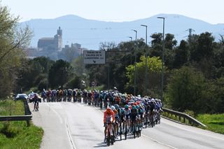 Volta a Catalunya stage 1 LIVE: Peloton begin to control the breakaway