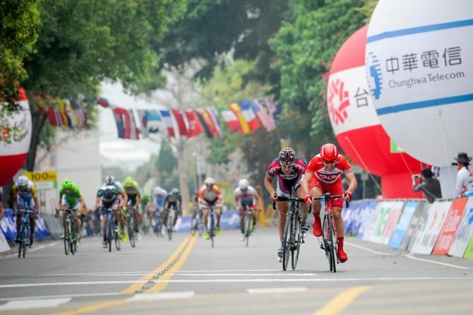Schweizer and Wippert sprint for the prize