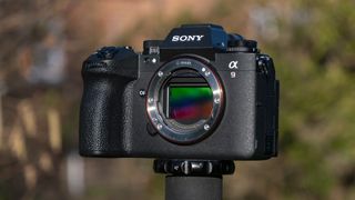 Fotocamera Sony A9 III all'esterno con uno sfondo di mattoni soleggiato