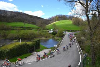 Itzulia Basque Country stage 3: the peloton mid-way through the day's racing