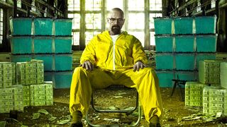 Walter White sitzt in Breaking Bad um seinen Haufen Geld und Meth herum