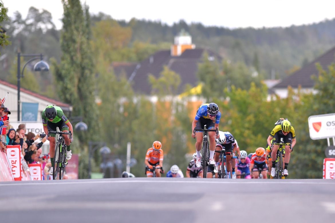 Marianne Vos (Waowdeals) wins the sprint