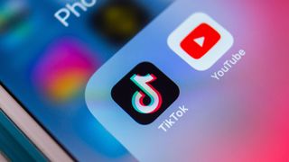 Les applications TikTok et YouTube côte à côte sur un iPhone