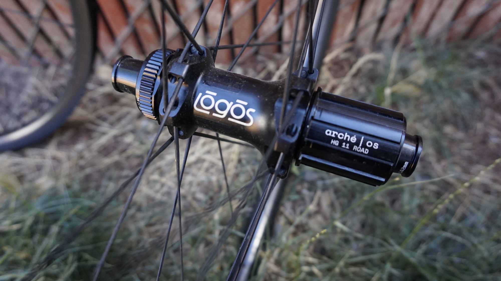 Lōgōs' arché|os hub is based around the now open dual-spring Star Ratchet design popularized by DT Swiss. Reliable, serviceable, robust and easy to use, this design is a perfect fit for a do-it-all adventure wheel.