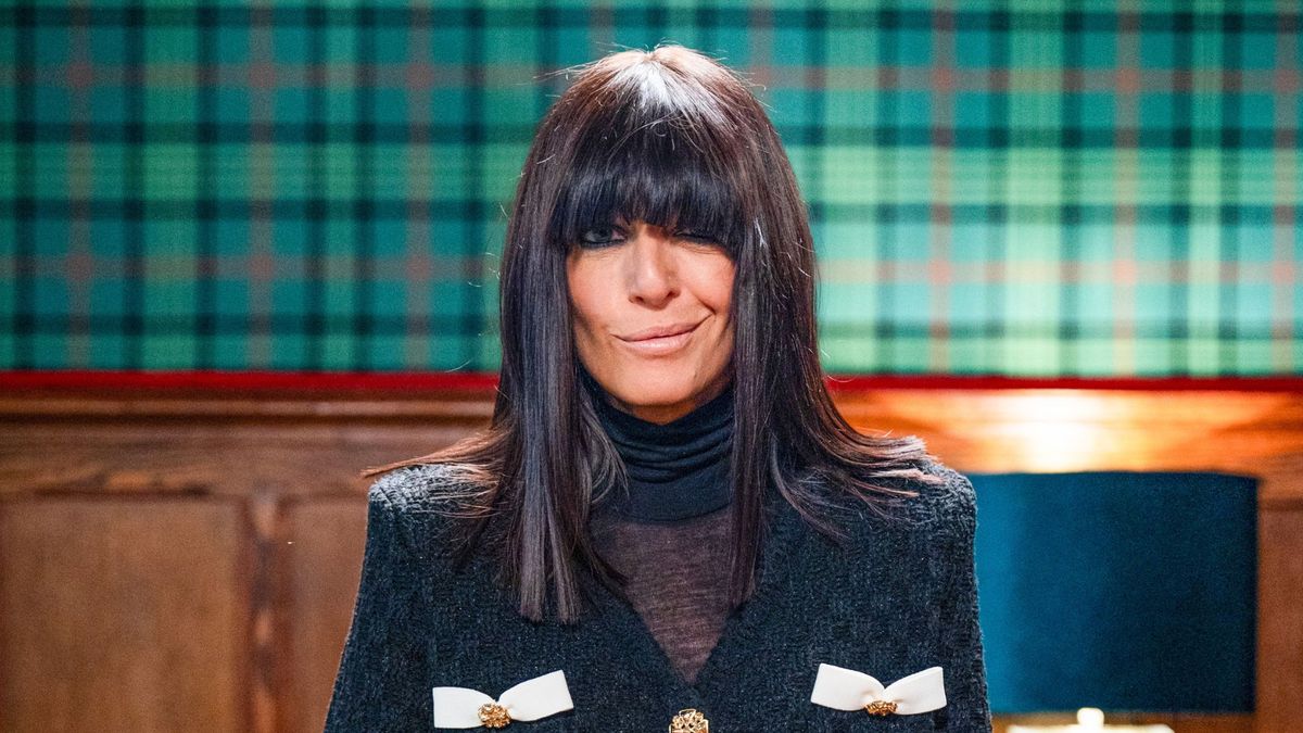 Le joli cardigan à nœud et les grosses bottes de Claudia Winkleman sont ma tenue de traîtres préférée jusqu'à présent