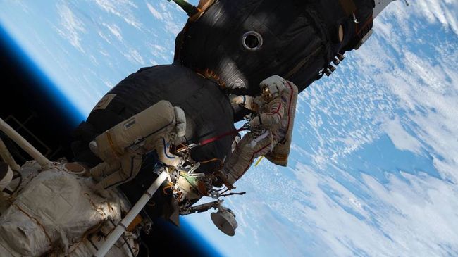 You Can Watch Cosmonauts Spacewalk Outside The Space Station Today ...