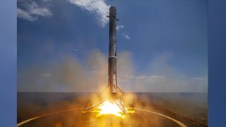 Ένας πύραυλος SpaceX Falcon 9 έρχεται για μια θεαματική επανδρωμένη προσγείωση πλοίου μετά την εκτόξευση του δορυφόρου GPS III SV05 της Αμερικανικής Διαστημικής Δύναμης στις 17 Ιουνίου 2021.