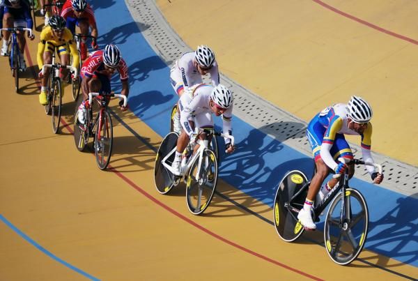 The bunch winds it up in the men's points race.