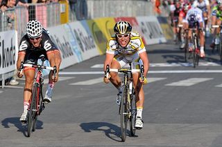 Mark Cavendish (Columbia) outsprinted Heinrich Haussler (Cervelo Test Team) to win the 2009 Milan-San Remo.