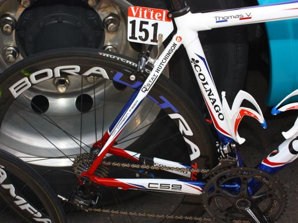 The stays are fairly medium-sized as compared to some modern competitors.