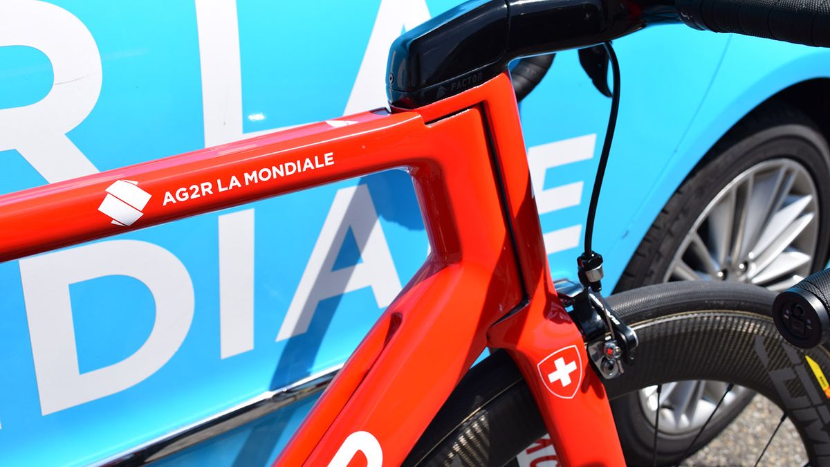 The Factor One features a hinged head tube steerer system more commonly seen on time trial bikes