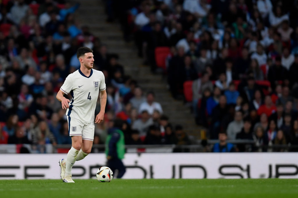 Declan Rice, seleccionador de Inglaterra para la Eurocopa 2024, en acción durante el partido amistoso entre Inglaterra e Islandia, en el estadio de Wembley, Inglaterra, el 7 de junio de 2024. (Foto de Alex Nicodim/NurPhoto vía Getty Images)