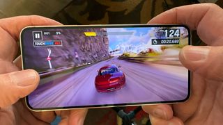Samsung Galaxy S23 met Asphalt op het scherm