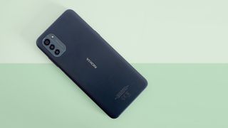 Nokia G21 kuvattuna takaapäin