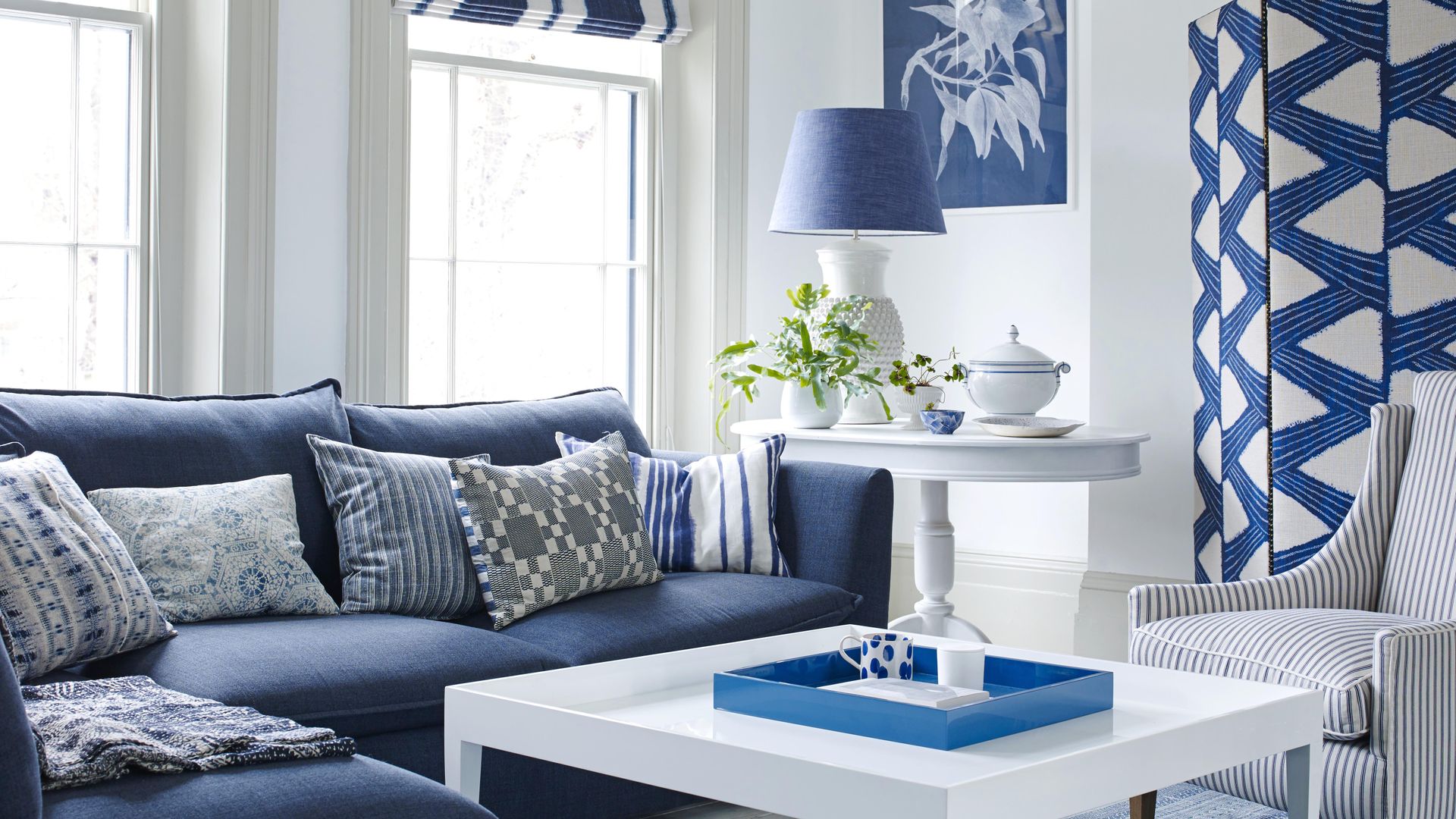 Синий диван белые шторы