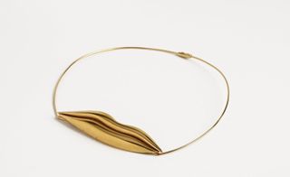 Gold necklace with a pair of golden lips