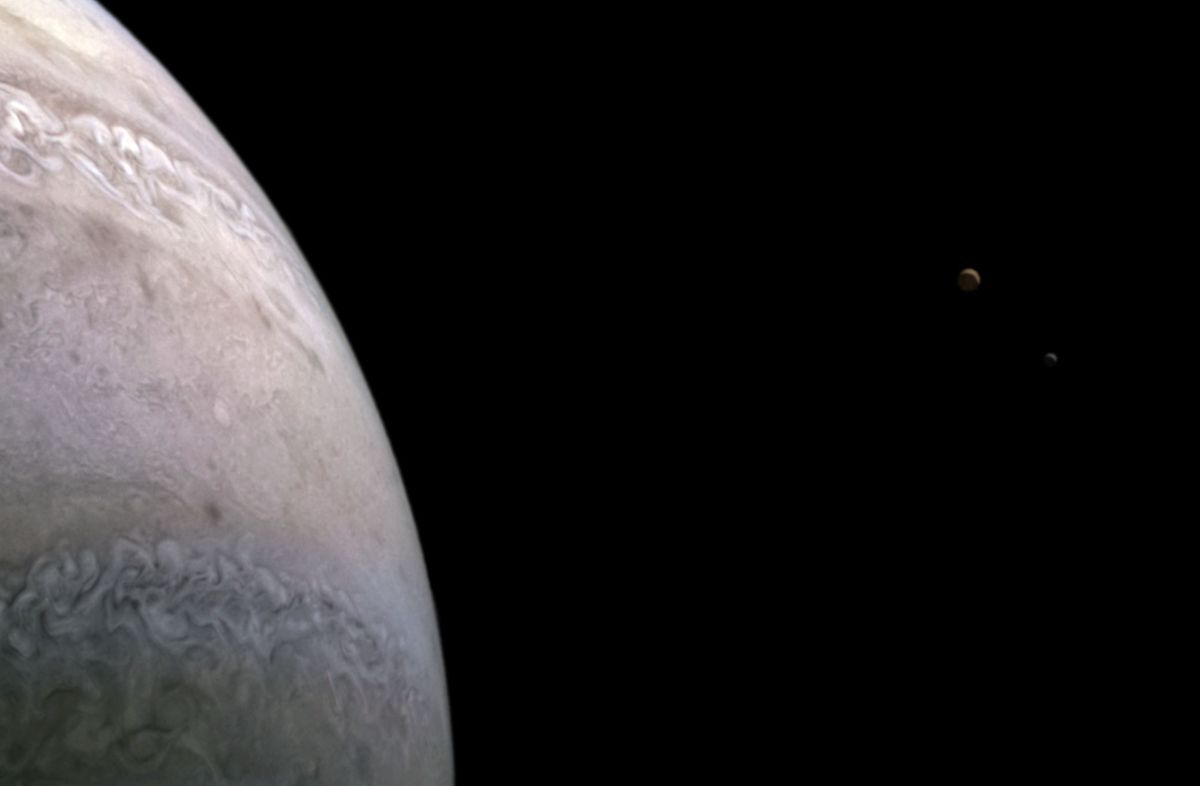 NASA-ruimtevaartuig legt verbluffend nieuw beeld vast van Jupiters manen Io en Europa