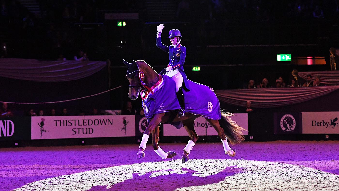 Charlotte-Dujardin_MOUNT-ST-JOHN-VALENCIA_HOYS_PN19_147096.jpg