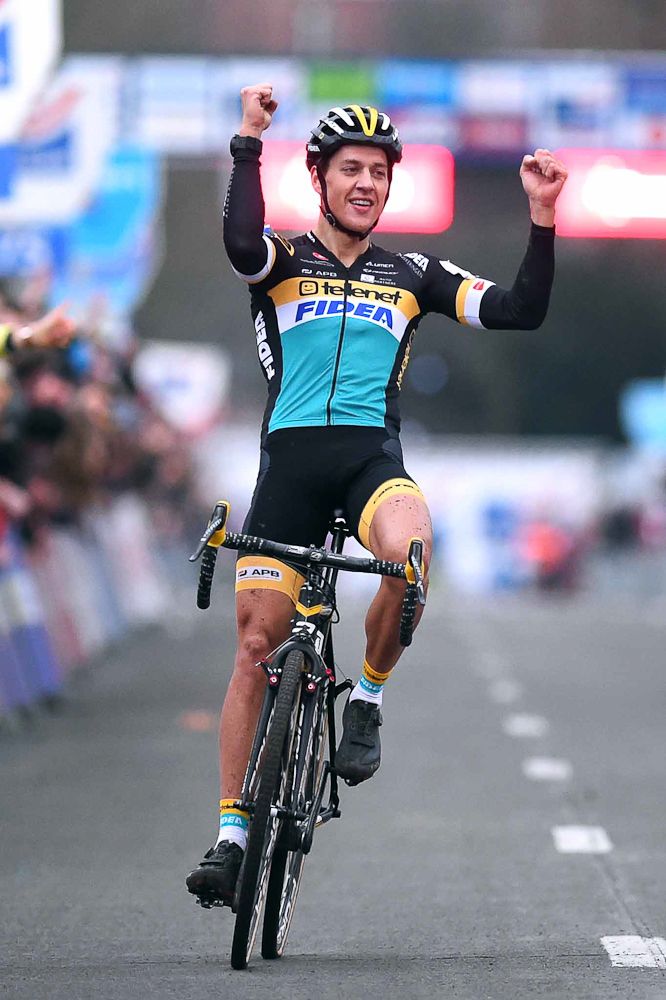 Tom Meeusen wins Azencross in Loenhout
