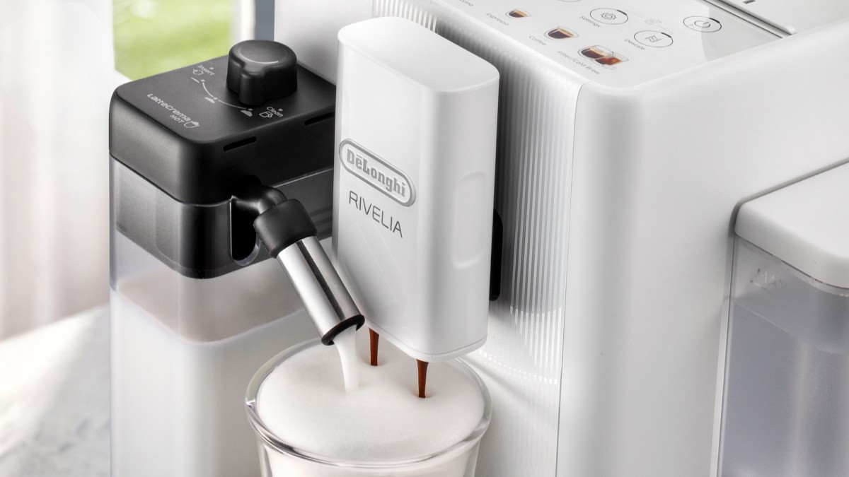 De'Longhi Rivelia Start coffee maker dispensing coffee and milk
