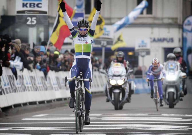 Tiffany Cromwell (Orica-AIS) wins alone