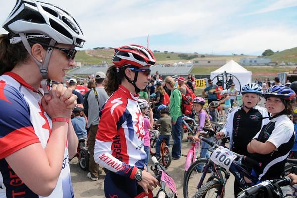 Lea Davison (Specialized) and her sister, Sabe, talk with the Little Bellas