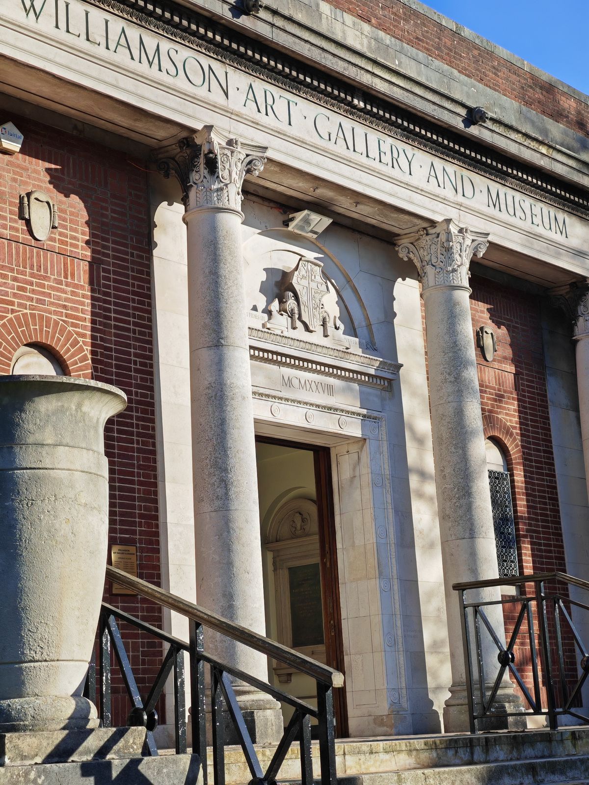 Honor Magic V2 sample photo showing Williamson Art Gallery &amp; Museum entrance at 2.5x zoom