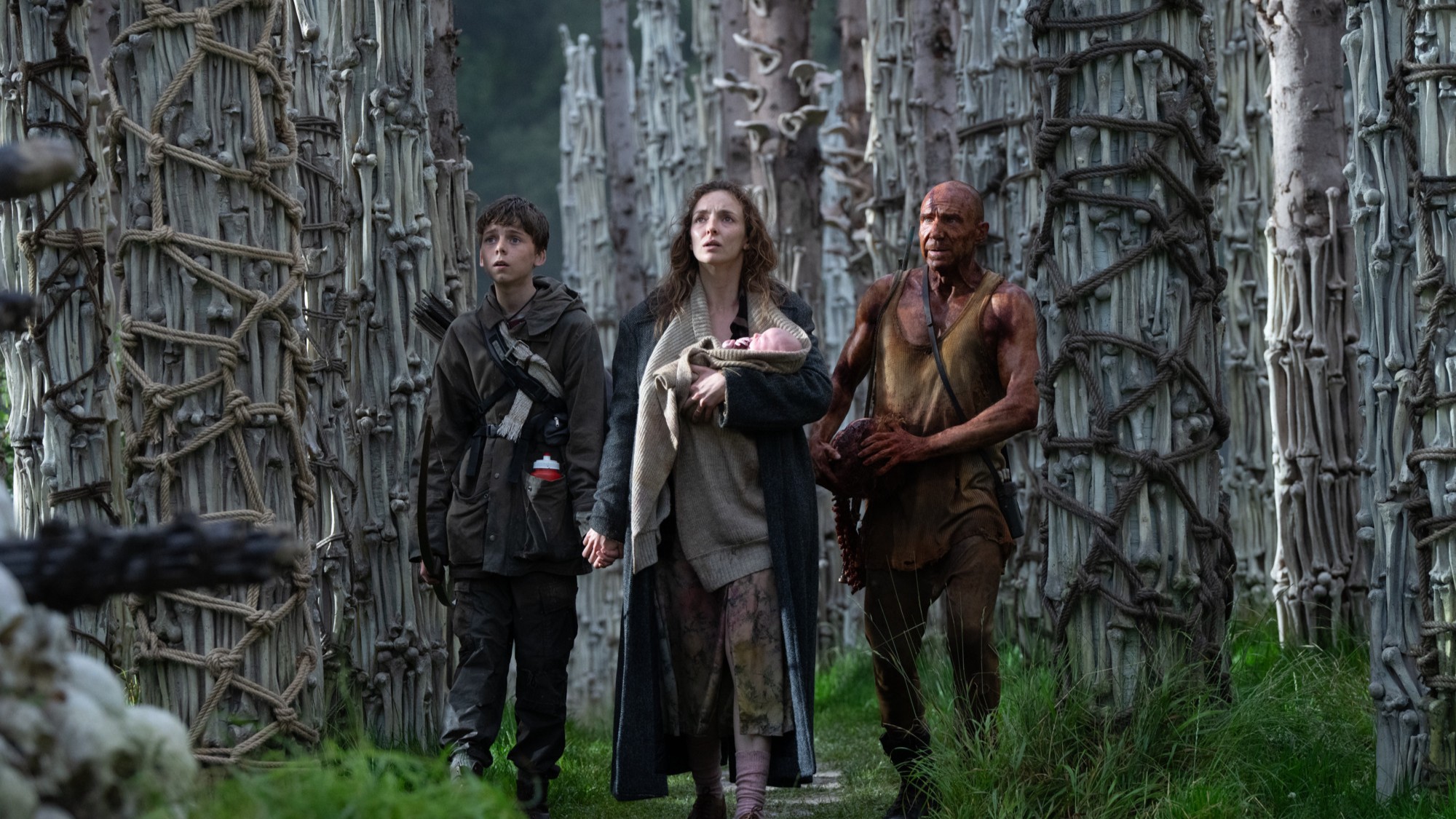 Alfie Williams, Jodie Comer and Ralph Fiennes in 28 Years Later