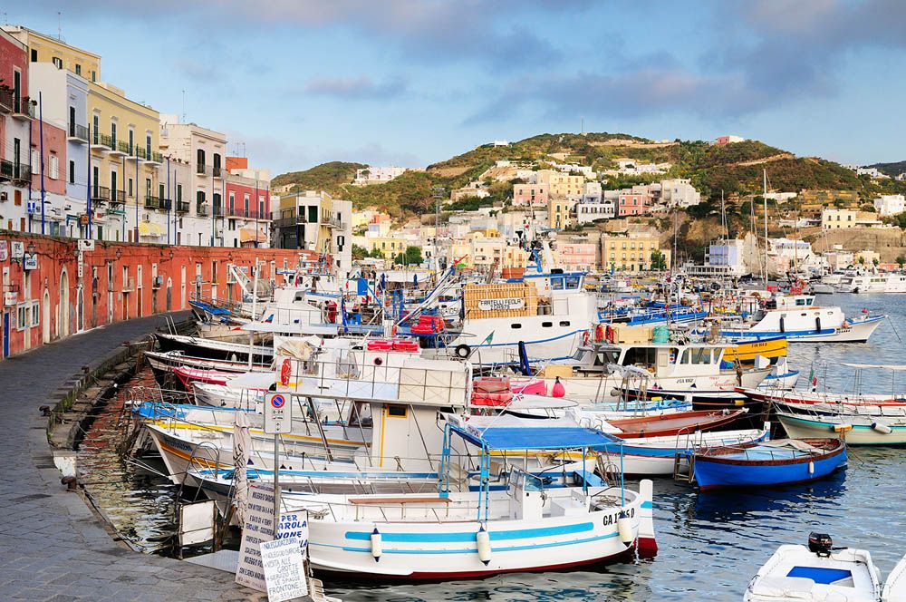 Ponza&amp;#039;s harbor: Luring travelers since Odysseus.