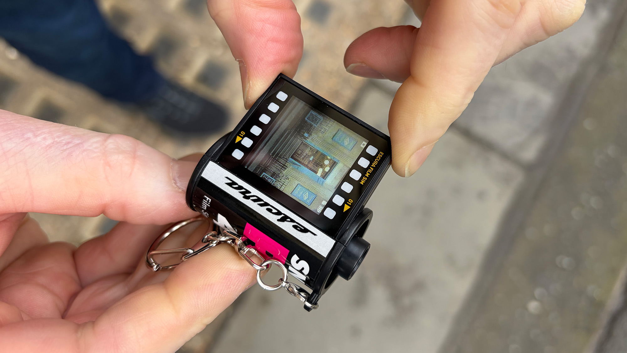 Escura SnapRoll in hand