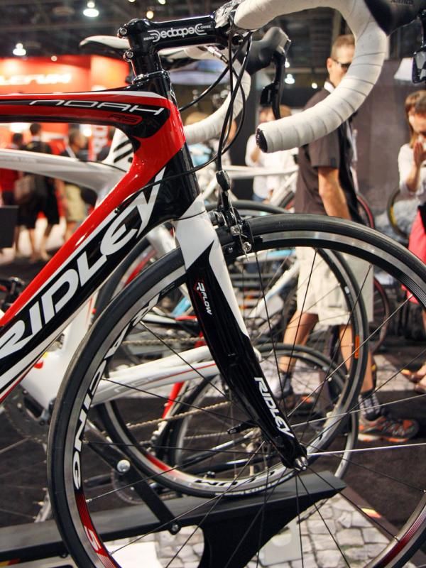 The Noah RS fork uses similar R-Flow Jetfoil blades as on the standard Noah but a straight 1 1/8" steerer instead of a tapered one.