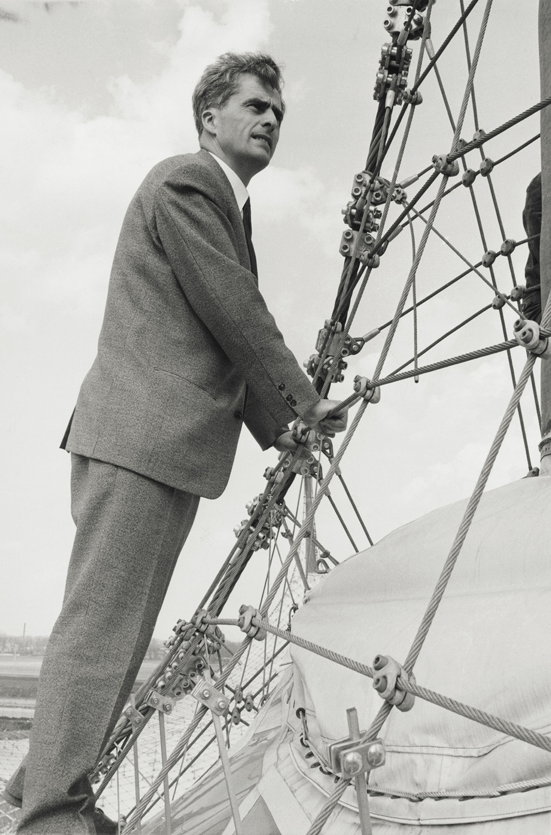Frei Otto on the gridshell of the German Pavilion at Expo 67 in Montreal, 1966