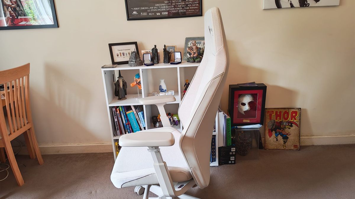 A Secretlab Atlas from the side