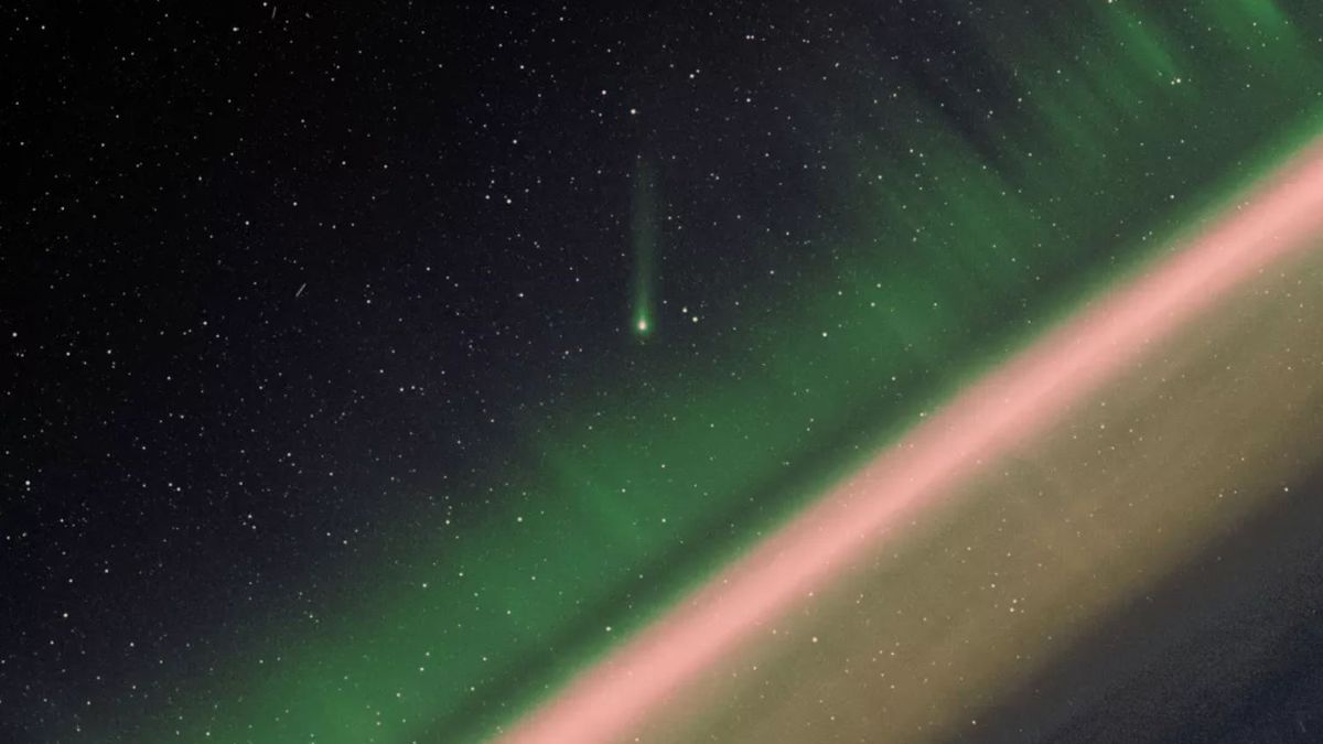 Comet Leonard shines amid aurora and meteor shower in stunning footage by Chines..