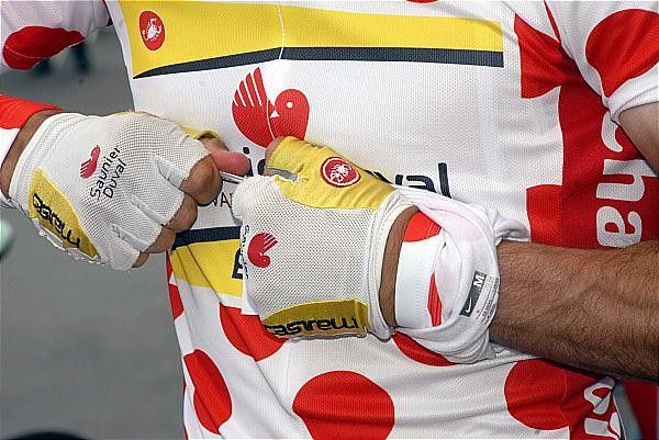 David De La Fuente (Saunier Duval-Scott) gets ready to defend his mountains lead.