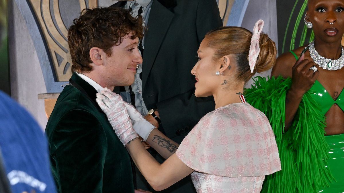 Grande fixing Slater&#039;s tie at the LA premiere of Wicked