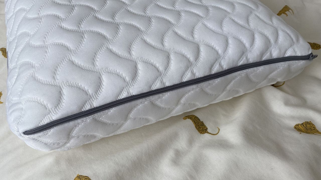 A closeup of the zip on the Tempur-Pedic Tempur-Cloud Pillow