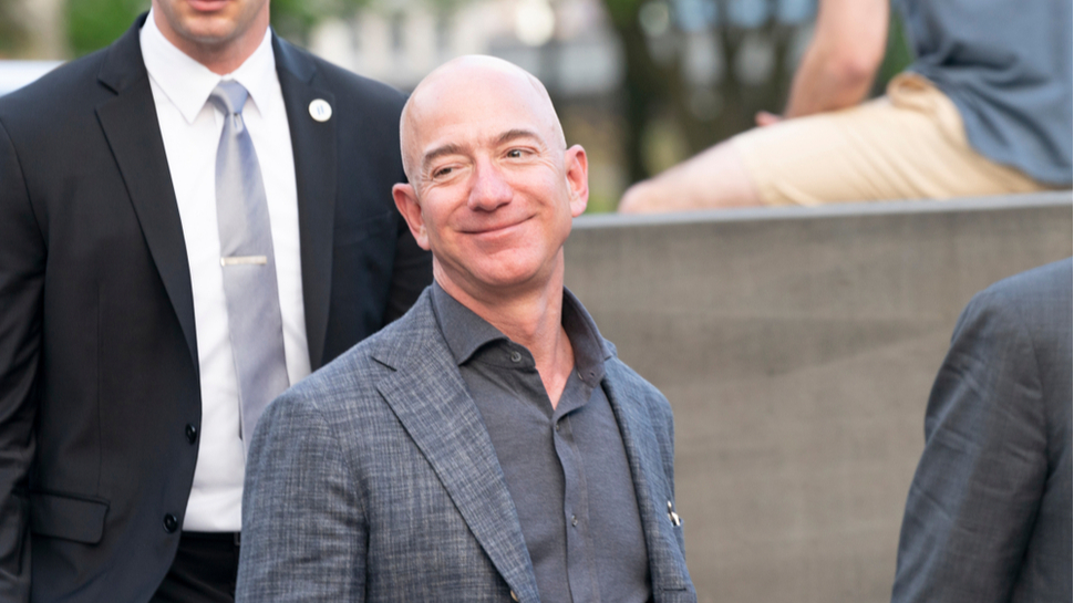 Jeff Bezos hymyilemässä